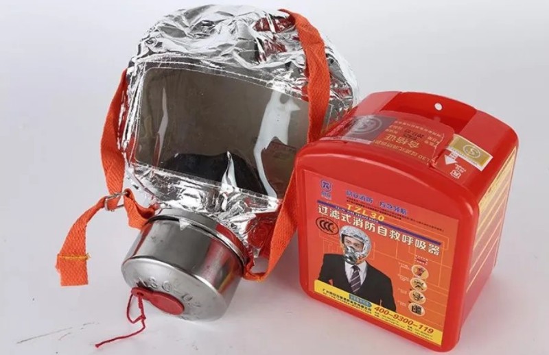 消防員點(diǎn)火測(cè)試當(dāng)場(chǎng)打臉！過(guò)濾式消防自救呼吸器被輕松燒穿