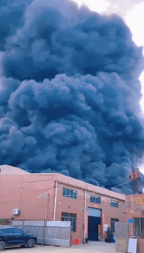 黑煙蔽日！東莞大火再敲警鐘，誰(shuí)為安全生產(chǎn)漏洞買(mǎi)單